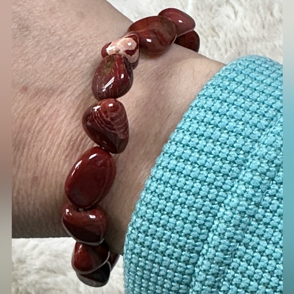 BEAUTIFUL DEEP RED JASPER COABOCHONS WITH WHITE MARBLING IN STONES BRACELET OS - Picture 3 of 5
